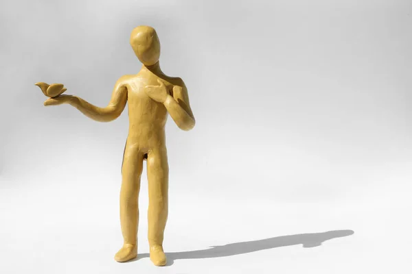 Figure Humaine Plasticine Jaune Avec Colombe Sur Fond Blanc Espace — Photo