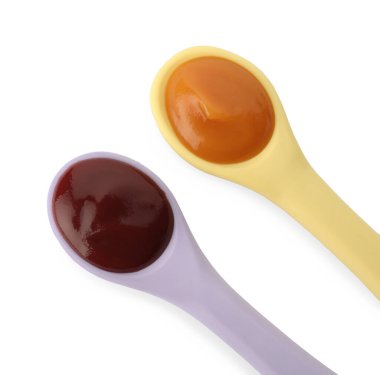 Beyaz arka planda kaşıklarda sağlıklı bebek mamaları, üst manzara