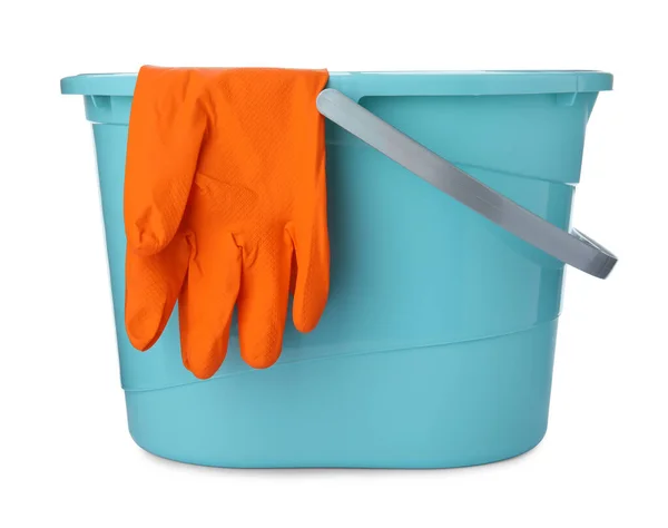 Jasnoniebieskie Wiadro Rękawiczkami Czyszczenia Izolowane Biało — Zdjęcie stockowe