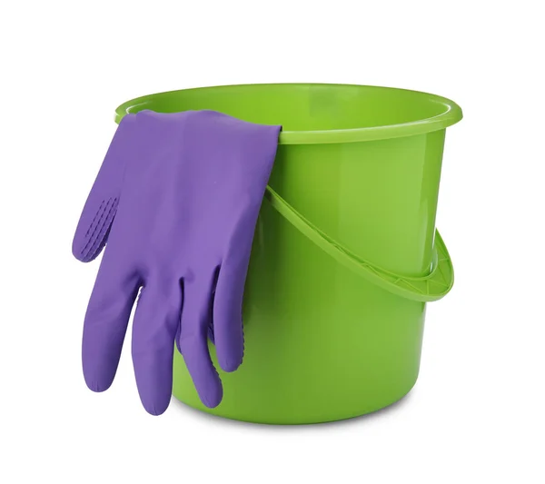 白い上に隔離された洗浄のための手袋と緑のバケツ — ストック写真