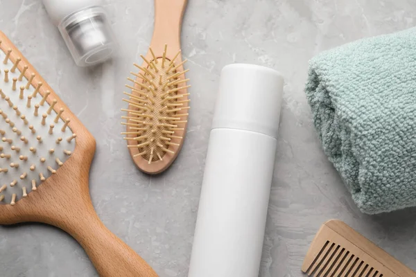 Kuru Şampuan Spreyleri Havlu Saç Fırçaları Açık Gri Masada Düz — Stok fotoğraf