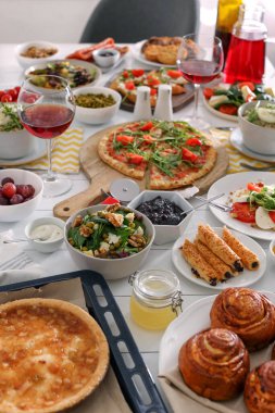 Brunch için açık büfe masasında birçok farklı yemek sunuluyor.