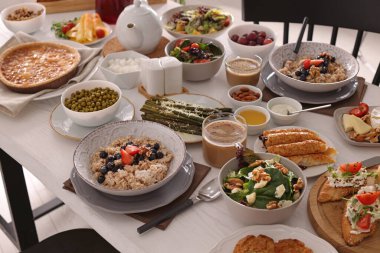 Brunch için açık büfe masasında birçok farklı yemek sunuluyor.