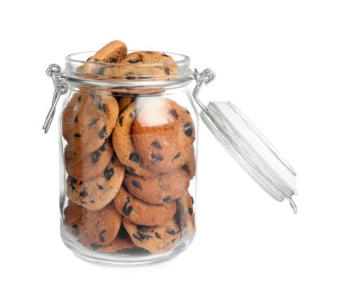 Beyaz üzerine izole edilmiş bir kavanoz çikolata parçalı kurabiye.