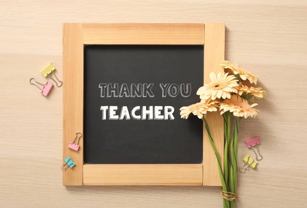 Blackboard Phrase Thank You Teacher Flowers Wooden Table Flat Lay — Stock Photo, Image