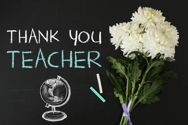 Phrase Thank You Teacher Beautiful Flowers Chalk Blackboard Flat Lay — Stockfoto