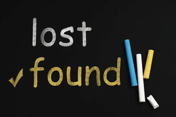 Phrase Lost Found Geschreven Kleurrijke Krijt Schoolbord Plat Lay — Stockfoto