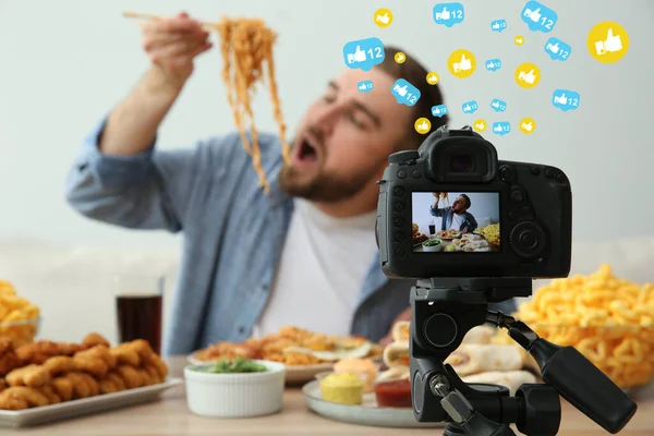 Харчові Блогери Показують Шоу Харчування Фоні Світла Фокусуйтеся Екрані Камери — стокове фото