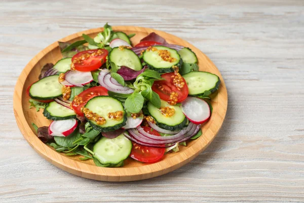 Leckerer Salat Mit Verschiedenen Gemüsesorten Auf Holztisch — Stockfoto