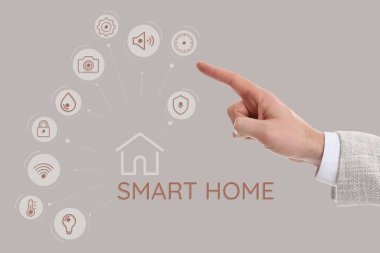 Bej arka planda Smart Home arayüzü olan dijital ekran kullanan adam, kapat