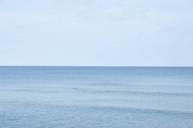 Güneşli bir günde güzel deniz manzarası