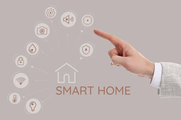 Man Met Digitaal Scherm Met Smart Home Interface Beige Achtergrond — Stockfoto