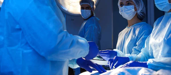 Команда Професійних Лікарів Які Проводять Операцію Хірургічній Кімнаті Дизайн Прапора — стокове фото