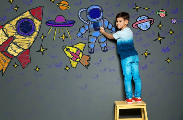 Mignon Garçon Enfant Dessine Espace Avec Craie Sur Mur Gris — Photo