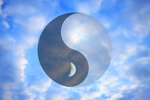 Ying Yang Símbolo Contra Céu Azul Feng Shui Filosofia — Fotografia de Stock