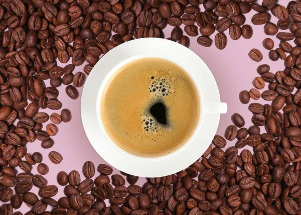 Tasse Leckerer Espresso Und Geröstete Kaffeebohnen Auf Rosa Hintergrund Flache — Stockfoto