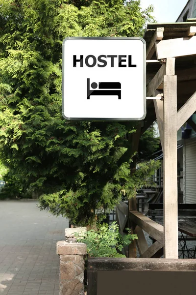 Hostel Leuchtkasten Schild Der Nähe Des Gebäudes Der Stadtstraße — Stockfoto