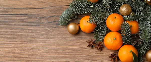 Vánoční Kompozice Mandarinkami Dřevěném Stole Plochý Ležel Prostorem Pro Text — Stock fotografie