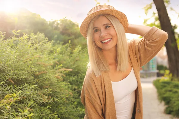 Retrato Mujer Hermosa Sombrero Paja Aire Libre Día Soleado —  Fotos de Stock