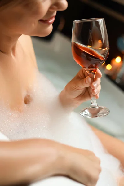 Woman Drinking Wine While Taking Bubble Bath Closeup Romantic Atmosphere — Stock Photo, Image