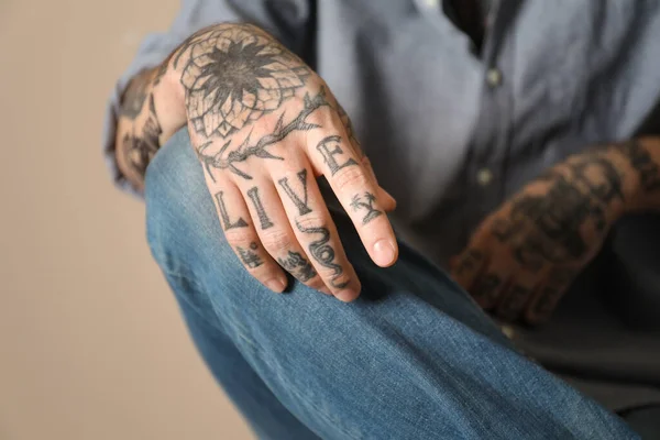 Joven Hombre Con Tatuajes Brazos Sobre Fondo Beige Primer Plano — Foto de Stock