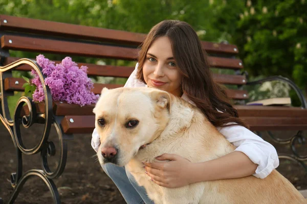 Mujer Con Mascota Cerca Del Banco Parque —  Fotos de Stock