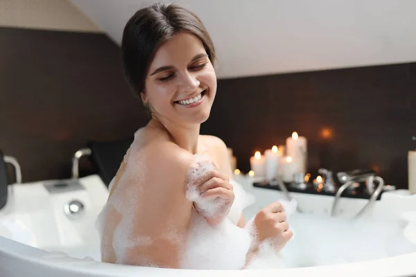 Feliz Hermosa Mujer Tomando Baño Burbujas Ambiente Romántico —  Fotos de Stock