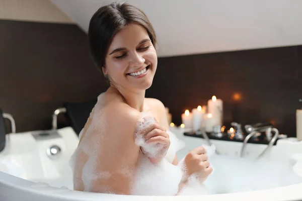 Gelukkige Mooie Vrouw Die Een Bubbelbad Neemt Romantische Sfeer — Stockfoto