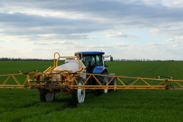 Traktor Penyemprotan Pestisida Lapangan Pada Hari Musim Semi Industri Pertanian — Stok Foto