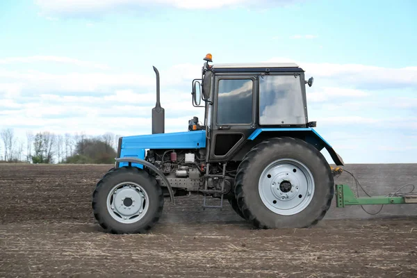 Traktor Mit Pflanzmaschine Bearbeitet Feld Sonnigem Tag Agrarindustrie — Stockfoto