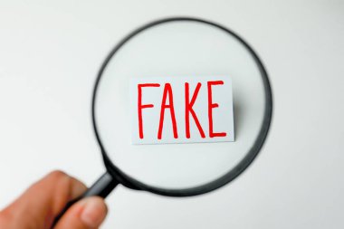 Kağıt üzerinde büyüteç tutan kadın sözcüğü sahte arka plan, üst görünüm