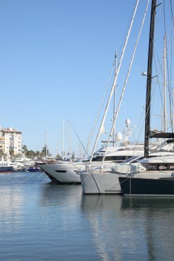 Güneşli bir günde modern teknelerle liman manzarası