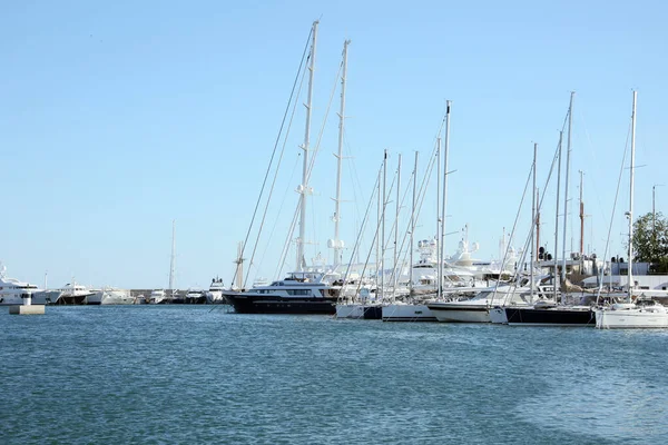 Pintoresca Vista Del Puerto Con Barcos Modernos Día Soleado — Foto de Stock