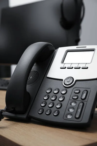 Ofisteki Ahşap Masada Sabit Bir Telefon Yardım Hattı Servisi — Stok fotoğraf