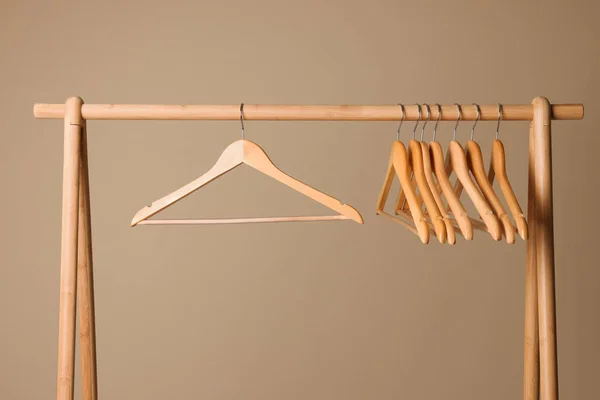 Kleding Hangers Houten Rek Tegen Beige Ondergrond — Stockfoto