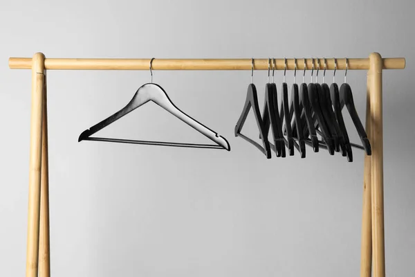 Black Clothes Hangers Wooden Rack Light Grey Background — Stock Photo, Image