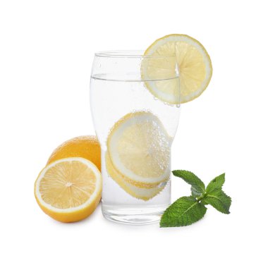 Sulu bardak, dilimlenmiş limon ve beyaz zemin üzerinde nane.