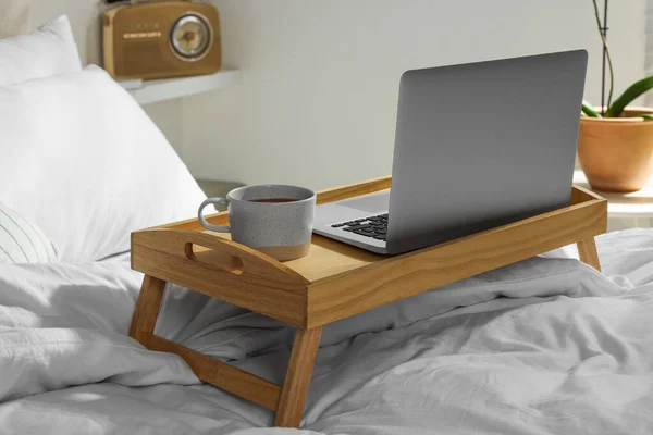 Holztablett Mit Modernem Laptop Und Einer Tasse Aromatischem Tee Bett — Stockfoto