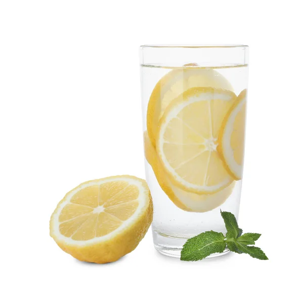 Glas Med Vatten Skivad Citron Och Mynta Vit Bakgrund — Stockfoto