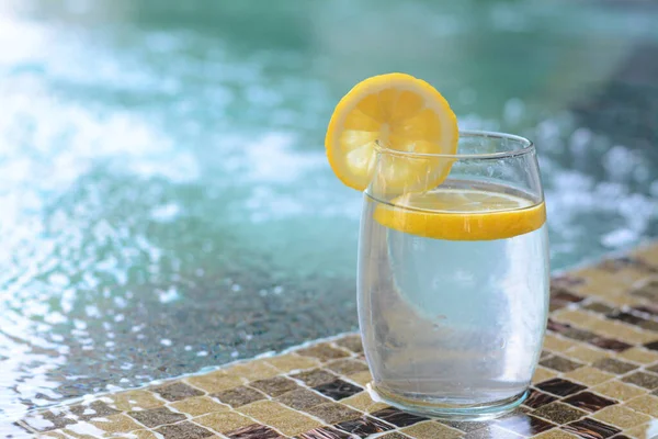Água Refrescante Com Limão Borda Piscina Espaço Para Texto — Fotografia de Stock