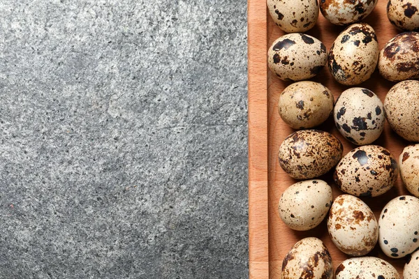 Bandeja Madera Con Huevos Codorniz Sobre Mesa Gris Vista Superior — Foto de Stock