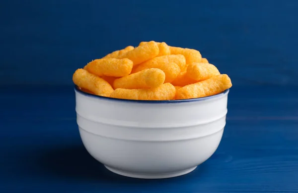 Μπολ Νόστιμο Cheesy Puffs Καλαμπόκι Μπλε Ξύλινο Τραπέζι — Φωτογραφία Αρχείου