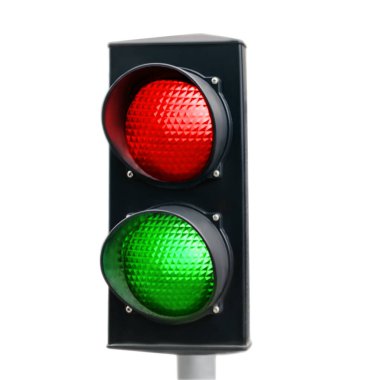 Beyaz arkaplanda kırmızı ve yeşil sinyalli trafik ışığı