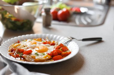 Mutfaktaki masada sebzeli yumurta tabağı. Metin için boşluk