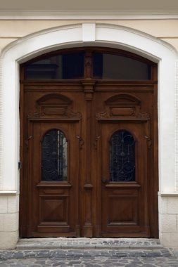 Güzel kemerli ahşap kapılı ev manzarası. Dış tasarım