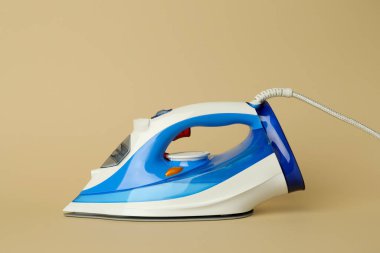 Bej arka planda modern demir. Ev aletleri