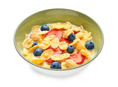 Beyazlar üzerinde izole edilmiş böğürtlenli mısır gevreği.