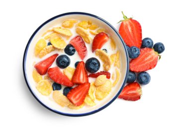 Bir kase lezzetli gevrek mısır gevreği. Süt ve böğürtlenli. Beyaza izole edilmiş.