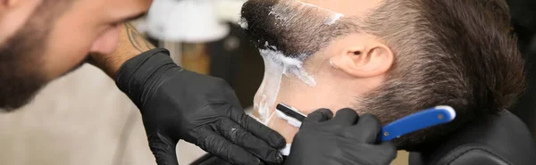 专业的理发师在理发店里用直角剃须刀剃须客户 特写镜头 条幅设计 — 图库照片