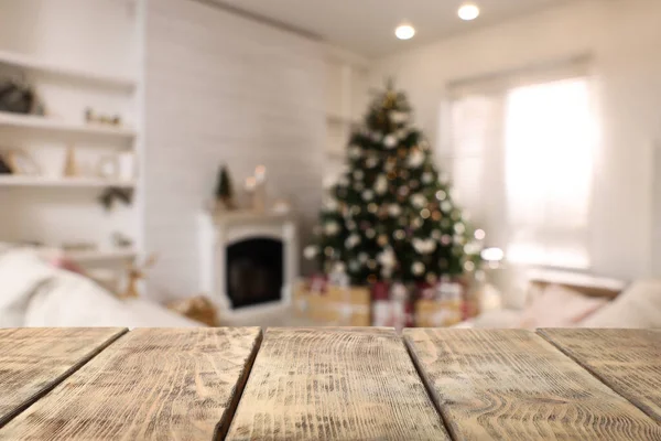 Üres Asztal Ünnepélyesen Berendezett Szobában Karácsonyfával Közel Kandalló Tervezési Hely — Stock Fotó